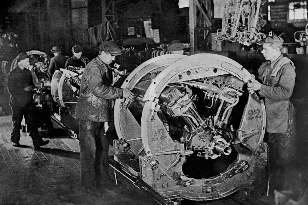 Танковые двигатели на конвейере 1944 год.JPG