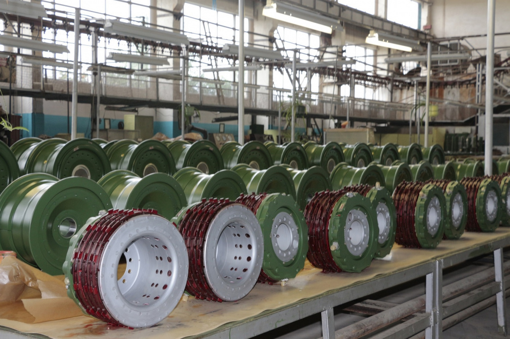 _MG_7855 - копия тормоза для авиац.колес и сами колеса.JPG