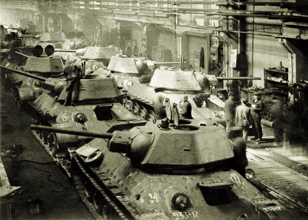УВЗ. Танковый конвейер. 1942 г..jpg